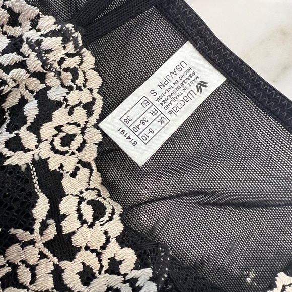 Black Lace Lingerie - Picture 3 of 4